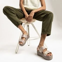 Crocs Brooklynsnakelowwdg Plateau-Sandaletten - Beige 10 Crocs Brooklynsnakelowwdg Plateau-Sandaletten - Beige -CELENA-Shop 28300234 02